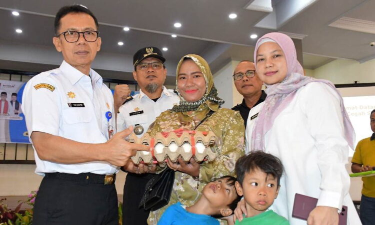 Cegah Stunting, 520 Warga Terima Telur-Tablet Penambah Darah 1 AYO CEGAH STUNTING— Asisten I Edi Hasymi bersama Kepala Dinas Kesehatan Kota Padang dr Srikurnia Yati, membagikan tablet penambah darah, telur ayam, serta antropometri kit, di Gedung Youth Center Bagindo Aziz Chan.