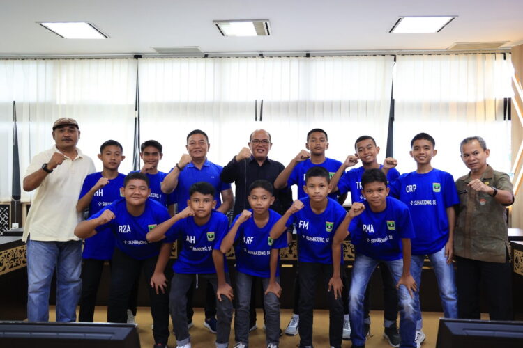 Ikuti Kejuaraan Liga Sentra di Jakarta, Ketua DPRD Sumbar Lepas Tim SSB U-13 1 MELEPAS--Ketua DPRD Sumbar Supardi melepas Pemain Tim SSB U-13 yang akan mengikuti Kejuaraan Liga Sentra di Jakarta.