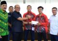 Atlet Pencak Silat Berprestasi dapat Reward dari Ketua DPRD Sumbar 11 Atlet Pencak Silat Berprestasi dapat Reward dari Ketua DPRD Sumbar