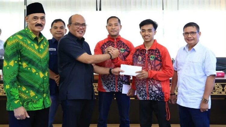 Atlet Pencak Silat Berprestasi dapat Reward dari Ketua DPRD Sumbar 1 BERI Reward----Ketua DPRD sumbar Supardi bersama anggota komisi III Ismunandi Sofyan memberikan motivasi serta reward berupa bonus kepada atlet pencak silat berprestasi.