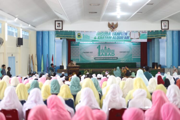 30 Santri Diniyyah Puteri Hafal 30 Juz 1 WISUDA— Sebanyak 100 santri mengikuti wisuda Tahfiz dan khatam Al-Qur’an yang digelar Perguruan Diniyyah Puter di Aula Zainudin Labay El Yunusy, Selasa (31/10). Dari jumlah itu, 30 di antaranya hafal 30 juz.