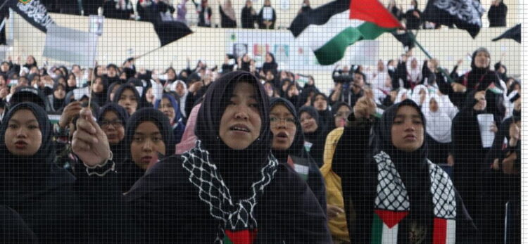 Keluarga Besar Diniyyah Puteri, Donasikan Rp135 Juta untuk Palestina 1 GALANG DANA — Keluarga besar Perguruan Diniyyah Puteri menggelar penggalangan dana untuk Palestina, di Aula Zainudin Labay El Yunusy. Penggalangan dana untuk warga Palestina Jalur Gaza ini dibuka Pimpinan Diniyyah Puteri, Fauziah Fauzan El Muhammady dan juga membacakan puisi untuk Palestina.
