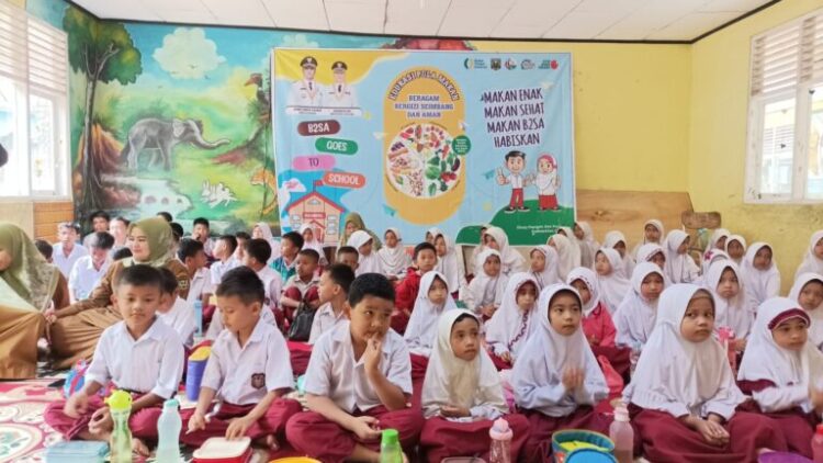 B2SA Goes To School, Murid SDN 7 Sinyamu Diberi Edukasi Penganekaragaman Pangan 1 EDUKASI— Dinas Pangan dan Perikanan Kabupaten Sijunjung mengadakan edukasi Gerakan Penganekaragaman Pangan B2SA di Sekolah Dasar Negeri 7 Sinyamu,, dengan tajuk “B2SA Goes to School”.