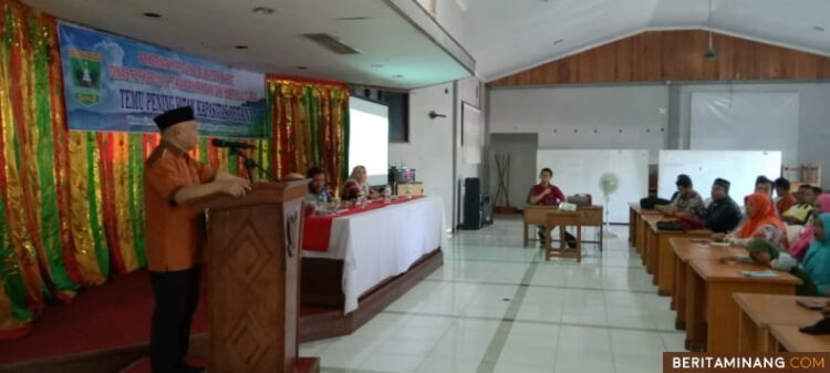 MEMBUKA--Anggota DPRD Sumbar Nurfirman Wansyah membuka kegiatan Temu Peningkatan Kapasitas Petani Solsel yang dilaksanakan Dinas PTPH Provinsi Sumbar di wisma Umi Kalsum.