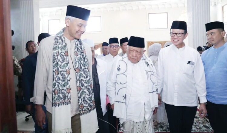Silaturahmi dengan Tokoh Palembang, Ganjar Berjanji Berikan Kepastian Hukum untuk Pengusaha 1 SILATURAHMI— Ganjar Pranowo bersilaturahmi dengan tokoh masyarakat dan agama di Sumatera Selatan di Graha Dakwah Al-Halim, Jl. Dr. M. Isa, Palembang, Sumatera Selatan, Minggu (5/11).