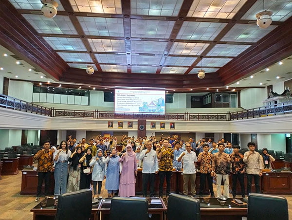 PELATIHAN— Kegiatan  Minang Leadership Camp dengan tema Pelatihan Wawasan Kebangsaan dan Bela Negara Bagi Pemilih Pemula Se Solok Raya di kantor DPRD Prov Sumbar.