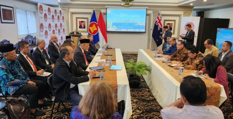 Gubernur Mahyeldi Bertemu Pelaku Usaha di Australia, Buka Peluang Ekspor Produk IKM Sumbar ke Australia 1 KE AUSTRALIA—
Gubernur Sumbar, Mahyeldi Ansharullah bersama rombongan Delegasi Pemprov Sumbar telah bertemu dengan sejumlah pihak di Sydney, Australia untuk menjajaki peluang ekspor produk IKM
ke negara tersebut.