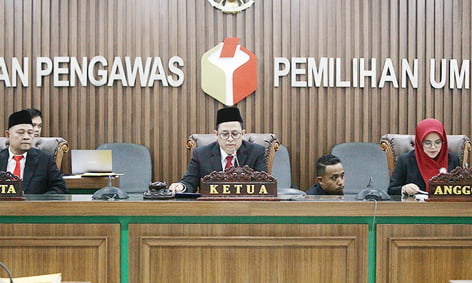 Gugatan Sengketa Ditolak Bawaslu, Irman Gusman Gagal Nyaleg DPD RI 1 SIDANG PUTUSAN— Sidang pembacaan putusan penyelesaian sengketa Irman Gusman di Bawaslu RI, Kamis (16/11).