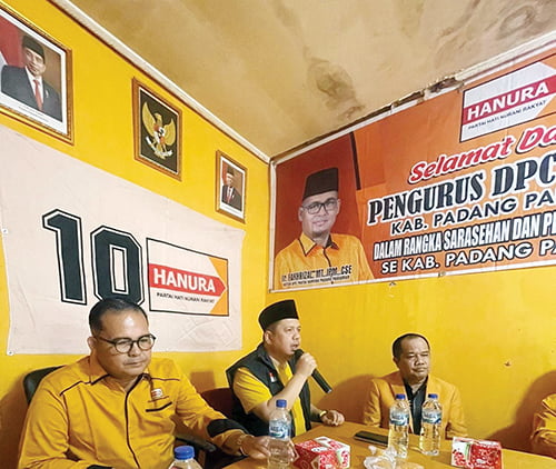 Dari Road Show Ketua DPD Hanura Sumbar Febby Dt Bangso, Sinerji DPD dan DPC adalah Kunci 1 KONSOLIDASI— Ketua DPD Hanura Sumatera Barat, Febby Dt Bangso dan Ketua Bapilu Hanura Ferizal Ridwan saat melakukan konsolidasi langsung ke DPC Padangpariaman, Minggu (5/11) bertempat di Kantor Hanura Padangpariaman di Batang Anai, Padangpariaman.