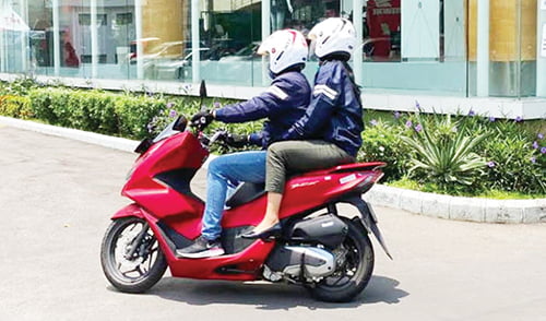 Honda Hayati Bagikan Tips Berboncengan yang Aman dan Nyaman 1 TIPS— Honda Hayati, selaku Main Dealer sepeda motor Honda Sumbar, memberikan tips berboncengan yang aman dan nyaman saat berkendara.