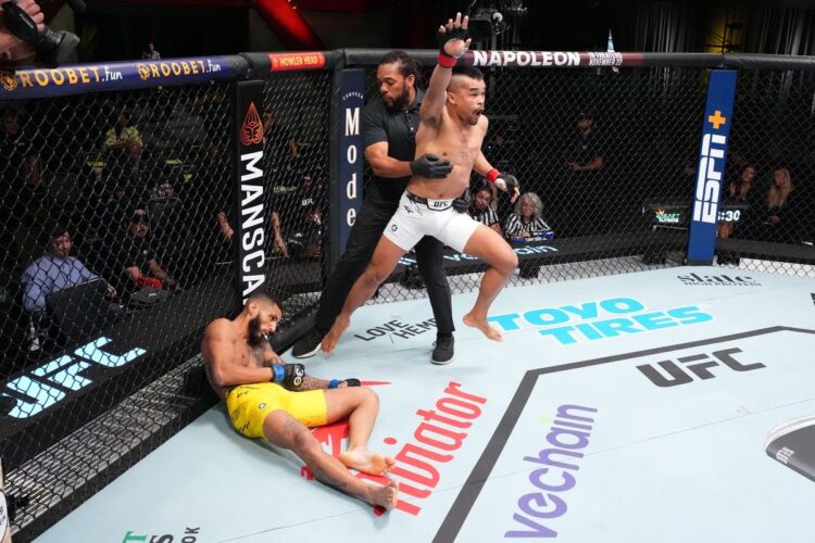 Debut di UFC, Jeka Saragih Menang KO atas Lucas Alexander 1 RAIH KEMENANGAN— Jeka Saragih, petarung asal Indonesia, yang berhasil meraih kemenangan KO di debutnya di UFC, Minggu (19/11).