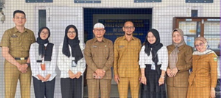 Mahasiswi Unpad dan Unand Akhiri Magang di Kominfo 1 FOTO BERSAMA— Kepala Dinas Kominfo Ampera Salim, Kepala Bidang Informasi dan Komunikasi Publik, Maryulis Max, foto bersama dengan mahasiswa magang dari Unand dan Unpad.