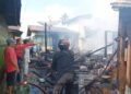 Warga di Kawasan Permukiman Padat Penduduk Panik, Api Berkobar Hebat, 3 Rumah Terbakar 10 Warga di Kawasan Permukiman Padat Penduduk Panik, Api Berkobar Hebat, 3 Rumah Terbakar