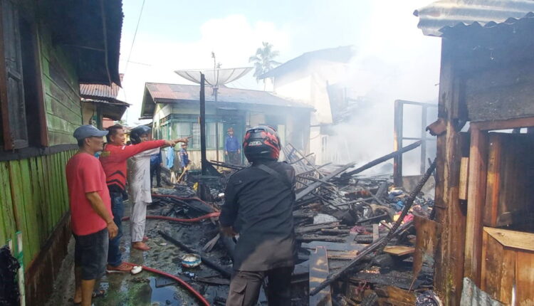 Warga di Kawasan Permukiman Padat Penduduk Panik, Api Berkobar Hebat, 3 Rumah Terbakar 1 KEBAKARAN— Petugas Damkar saat memadamkan api yang membakar rumah di Gantiang, Kelurahan Nunang Daya Bangun (NDB), Kecamatan Payakumbuh Barat.