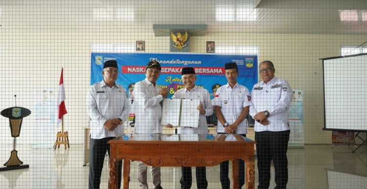 Bidang Pendidikan dan Kesehatan, Solsel Teken Kerja Sama dengan Kerinci 1 KERJA SAMA—Bupati Solok Selatan H. Khairunas lihat kan kerjasama usai penandatangan MoU di Kantor Bupati Kerinci.