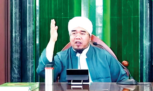 Polemik Pemindahan Sekretariat Kantor MUI Sumbar, MUI Sumbar Ternyata Bayar Rp1 Juta Sebulan, Untuk Uang Kebersihan dan Listrik 1 Gusrizal Gazahar
ketua mui sumbar