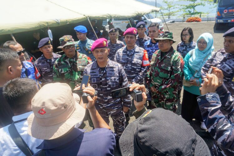 Kota Padang Dihoyak Gempa 8.2 SR, Empat Orang Tewas, Puluhan Luka Luka 1 KETERANGAN—Kolonel Marinir Augustinus Purba saat berikan keterangan kepada wartawan saat diwawancarai usai latihan.