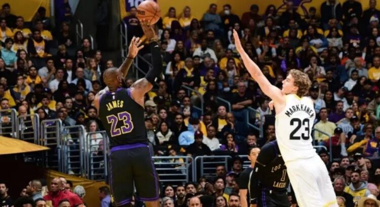 CETAK SEJARAH— LeBron James mencetak tiga angka sekaligus menjadi pemain pertama yang mencetak 39 ribu poin di NBA.