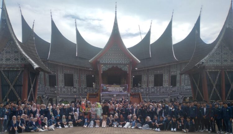 Belajar Adat Minangkabau, Ratusan Mahasiswa Kuliah Lapangan di Istano Silinduang Bulan 1 POTO BERSAMA--koordinator Lapangan Dr Wirnita Eska didampingi dosen pembimbing dan nara sumber berpoto bersama Mahasiswa di Muka Istano Silinduang Bulan.