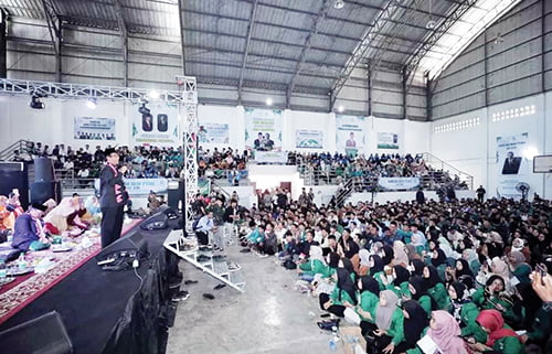 Mahfud MD Ajak Mahasiswa untuk Gelorakan Pemilu Damai 1 ORASI ILMIAH— Bakal Cawapres Mahfud MD dalam acara Resepsi Puncak Hari Lahir Ke-XVI Badan Eksekutif Mahasiswa Perguruan Tinggi Nahdlatul Ulama (BEM PTNU) Se- Nusantara di Pondok Pesantren Khas Kempek Cirebon.