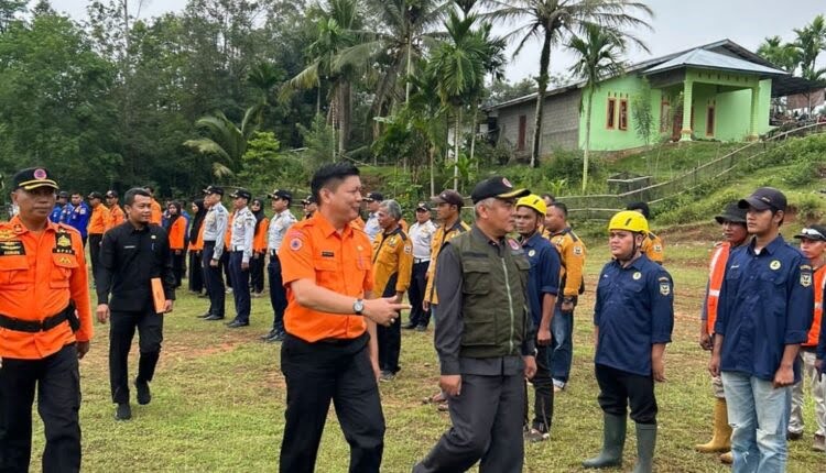 Memperkecil Dampak Cuaca Ekstrem, Pemkab Sijunjung Gelar Apel Siaga Bencana 1 SIAGA BENCANA APEL— Untuk mengantisipasi dampak kemarau panjang akibat fenomena El Nino, Pemkab Sijunjung melakukan gelar apel siaga bencana, Senin (6/11).