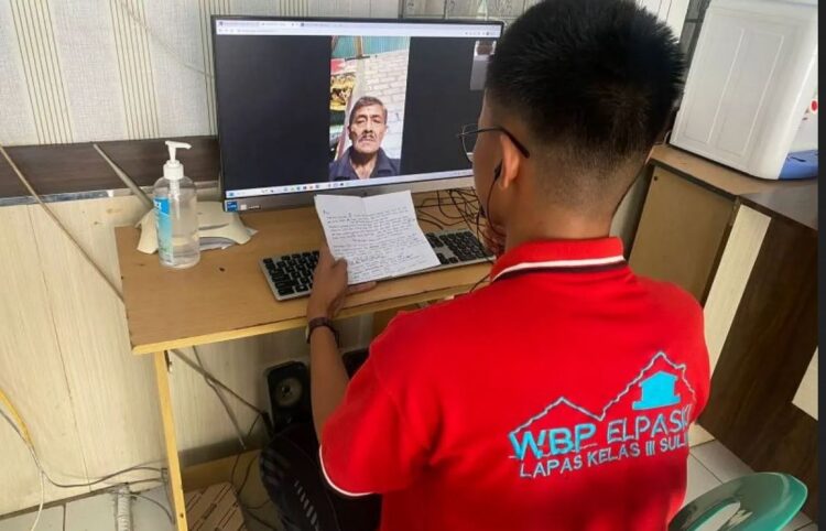 BACAKAN SURAT— Salah seorang WBP Lapas Suliki membacakan surat cinta untuk ayah yang dibuatnya melalui panggilan video, saat peringatan Hari Ayah Nasional.
