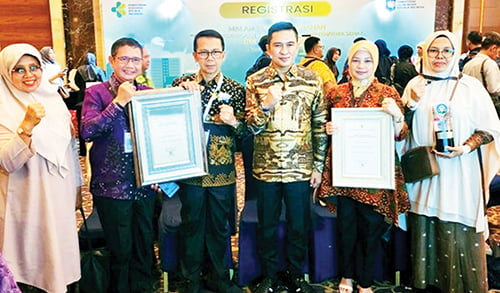 Sukses Wujudkan Kota Sehat, Kota Padang Raih Dua Penghargaan dari Kemenkes RI 1 PENGHARGAAN— Pemko Padang, meraih dua penghargaan dari Kementerian Kesehatan (Kemenkes) RI, Selasa (29/11) malam di Jakarta.