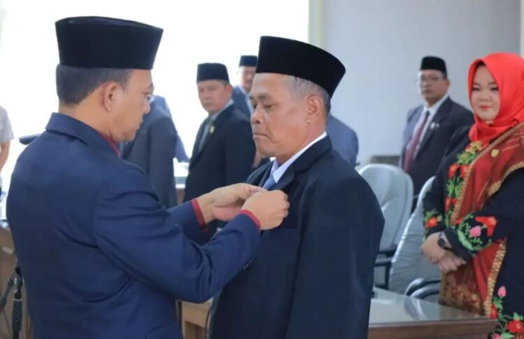 LANTIK—Nursal Lubis sah dilantik menjadi anggota Dewan Pasaman menggantikan Rudi Apriasi