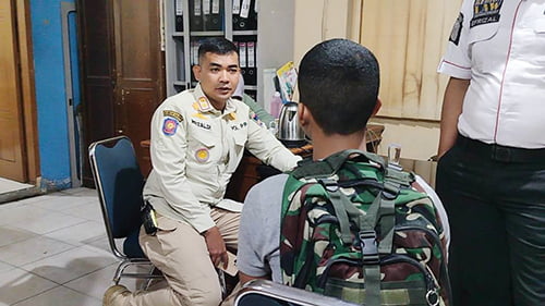 Tawuran, 1 Siswa SMK Diamankan 1 PEMBINAAN— Siswa SMK yang disuga melakukan aksi tawuran, diberi pembinaan di Mako Satpol PP Kota Padang, Rabu (8/11).