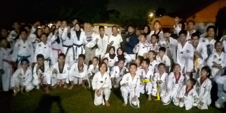 Sukses Dua Atlet di Pra Pon 2023 Jakarta, Dojang PUPR Padang Baru Gelar Syukuran 1 FOTO BERSAMA— Delatih taekwondo dojang PUPR Padang Baru Pajok, foto bersama usai acara sykuran, Selasa (31/10) malam.