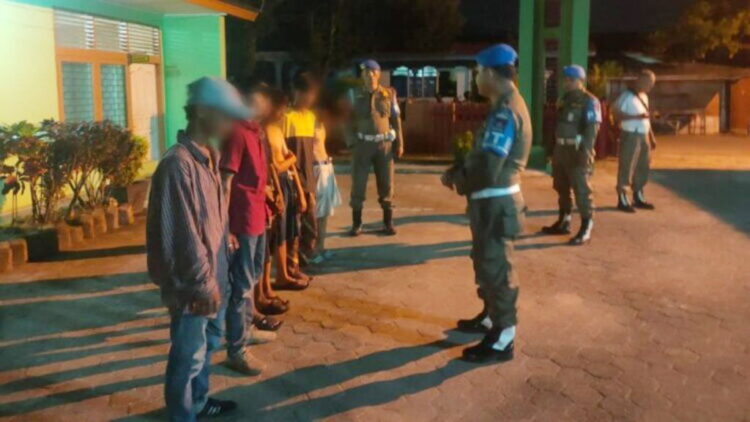 Mangkal di Perempatan, Badut, Gepeng, Pengemis dan “Pak Ogah Disikat 1 PENERTIBAN— Petugas Satpol PP memberikan pengarahan dan pembinaan kepada sembilan orang Penyandang Masalah Kesejahteraan Sosial (PMKS), yang diamankan sedang beraktifitas di perempatan lampu merah dan U-turn jalan di Kota Padang, Jumat malam (17/11).