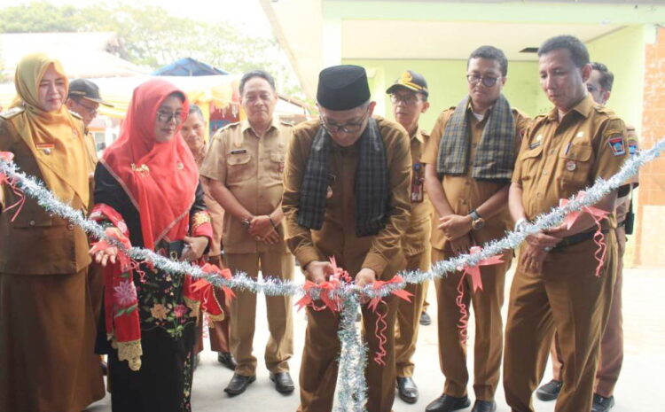 PENGGUNTINGAN PITA— Wako Padang Hendri Septa didampingi Kepala Dinas Pendidikan dan Kebudayaan Yovi Krislova, menggunting pita, tanda diresmikanya 16 RKB di SMPN 30 Padang, Senin (20/11).