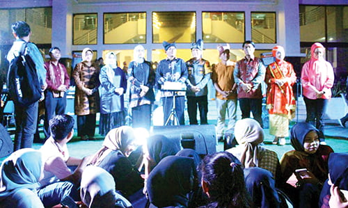 Gelanggang Air Mancur Youth Center, Wajah Baru Wisata Kota Padang 1 PERESMIAN AIR MANCUR— Walikota Padang Hendri Septa bersama para tamu, menekan tombol pengoperasian air mancur yang berada di halaman Gedung Bagindo Aziz Chan Youth Centre, Kamis (9/11) malam.