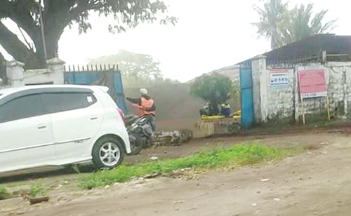 Pemilik Stockpile Batu Bara Bandel, Disegel tapi Tetap Beroperasi, DLH Surati Kementerian LH 1 MASIH BEROPERASI— Pascapenyegelan yang dilakukan Tim Penegak Hukum Lingkungan Pemko Padang, ternyata perusahaan stockpile batubara di Bypass-Lubeg masih beroperasi. Terlihat, Rabu (1/11), gerbang masuk perusahaan stockpile yang disegel Pemko Padang, terlihat sudah dibuka.