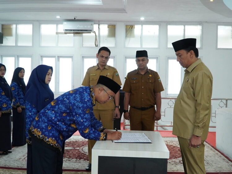 16 PPPK Tenaga Teknis Pemko Padang Panjang Dilantik 1 PELANTIKAN— Pj Wali Kota, Sonny Budaya Putra melantik sebanyak 16 Pegawai Pemerintah dengan Perjanjian Kerja (PPPK) tenaga teknis hasil optimalisasi, di Hall Lantai III Balai Kota, Senin (13/11).