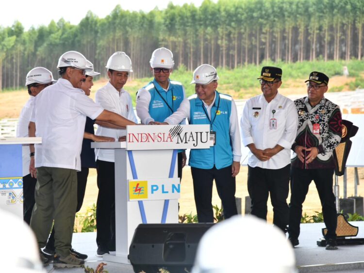 Hadirkan 100% Energi Bersih, Jokowi Groundbreaking Pembangunan PLTS PLN 50 MW di IKN Nusantara 1 BATU PERTAMA— Peletakan batu pertama atau groundbreaking PLTS pionir pembangkit energi baru terbarukan (EBT) ini dilakukan langsung oleh Presiden Republik Indonesia Joko Widodo.