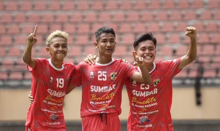 Lupakan Euforia Laga Perdana, Tim Sepak Bola Sumbar Fokus Pertandingan Kedua Kontra Sumsel 1 RAYAKAN GOL— Pemain tim sepakbola Porwil Sumbar usai merayakan gol yang diciptakan ke gawang Kepri pada laga perdana grup B, Minggu (5/11).
