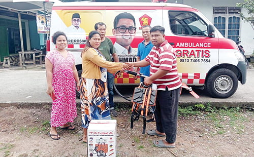 BANTUAN MESIN POTONG RUMPUT— Tim Rachmad Wijaya menyerahkan satu set mesin pemotong rumput kepada Sekretaris RW 12 Kelurahan Rawang, Padang Selatan, Leni.