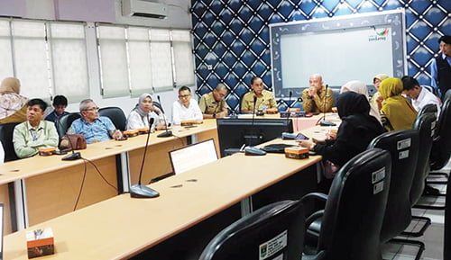 Hasil Kajian Tim Unand, Pariwisata menjadi Penggerak Ekonomi Sumbar 1 PAPARAN KAJIAN UNAND— Kepala Dinas Pariwisata Sumbar, Luhur Budianda bersama Ketua Kajian dari Unand, Yulia Anas bersama tim saat memaparkan hasil kajiannya kepada insan pers, Senin (20/11).