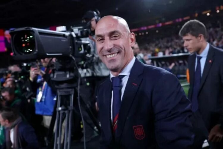 Mantan Presiden RFEF Luis Rubiales Dilarang Terlihat dalam Sepak Bola Selama Tiga Tahun 1 DIJATUHI HUKUMAN— Mantan Presiden RFEF Luis Rubiales saat hadir di final Piala Dunia Wanita 2023 saat Spanyol menghadapi Inggris. Rubiales dijatuhi hukuman tiga tahun oleh FIFA.