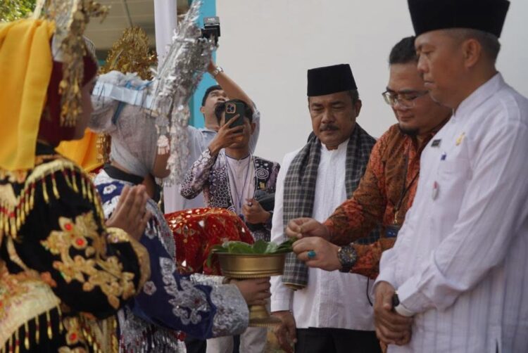 PLN Peduli Salurkan Bantuan, Laboratorium Komputer SMK 1 Sumbar Direnovasi 1 SALURKAN BANTUAN--PLN UID Sumbar salurkan bantuan PLN Peduli senilai Rp.400.338.500, untuk renovasi Laboratorium Komputer SMK 1 Sumbar.