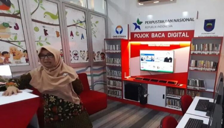 Dinas Perpustakaan Kota Sawahlunto Pasang Pocok Baca Digital 1 POJOK BACA DIGITAL— Kabid Perpustakaan Dinas Perpustakaan dan Kearsipan Kota Sawahlunto Nova Zahara memeriksa proses perakitan perlengkapan Pojok Baca Digital (Pocadi).