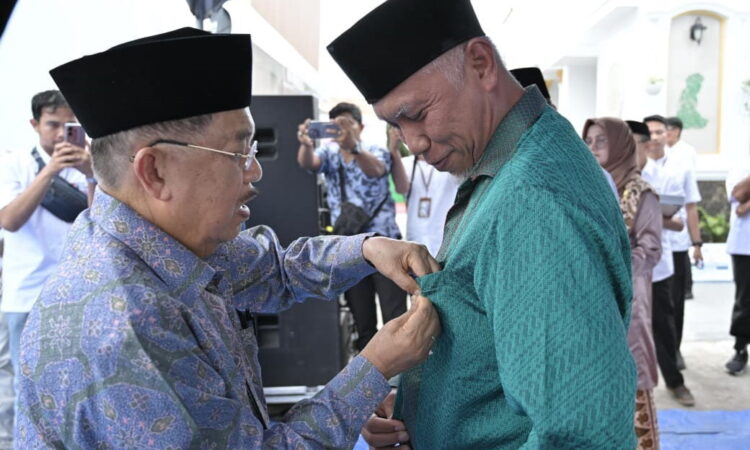 Pin Disematkan oleh Ketua Umum PMI Jusuf Kalla, Gubernur Sumbar Terima Penghargaan Satya Lencana PMI 1 SEMATKAN PIN—
Ketua Umum PMI, H Muhammad Jusuf Kalla (JK) menyematkan pin penghargaan Satya Lencana PMI kepada Gubernur Sumbar, Mahyeldi Ansharullah, Jumat (3/11) di Markas PMI Provinsi Sumbar, di Padang.