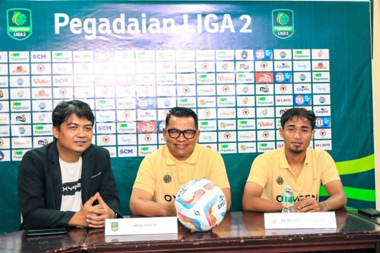 Jamu PSPS Riau, SPFC Termotivasi Pertemuan Putaran Pertama 1 PREMATCH PRESCON— Pelatih Semen Padang FC Delfiadri bersama Kapten tim Rosad Setiawan dalam sesi prematch prescon, Kamis (16/11).