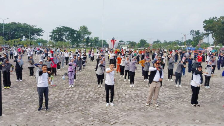 SENAM MASSAL— Wakil Wali Kota Padang Ekos Albar bersama sejumlah kepala OPD dan ASN mengikuti senam massal dan cek kesehatan gratis di Galanggang Balaikota, Aie Pacah, Padang, Rabu (22/11).