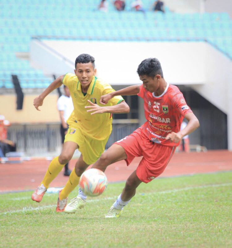 Tundukkan Lampung 1-0, Sumbar Tantang Riau di Final Cabor Sepakbola Porwil XI 1 DUEL— Pemain Sumbar saat berduel dengan pemain Lampung pada babak Semifinal Cabor Sepakbola Porwil XI, di Stadion Utama Riau, Minggu (12/11) sore.