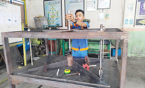SMK Semen Padang Produksi Mesin Press Restorasi untuk Arsip 1 PEMBUATAN MESIN PRESS— Siswa SMK Semen Padang tengah mengerjakan pembuatan mesin press restorasi untuk Arsip di workshop SMK Semen Padang.