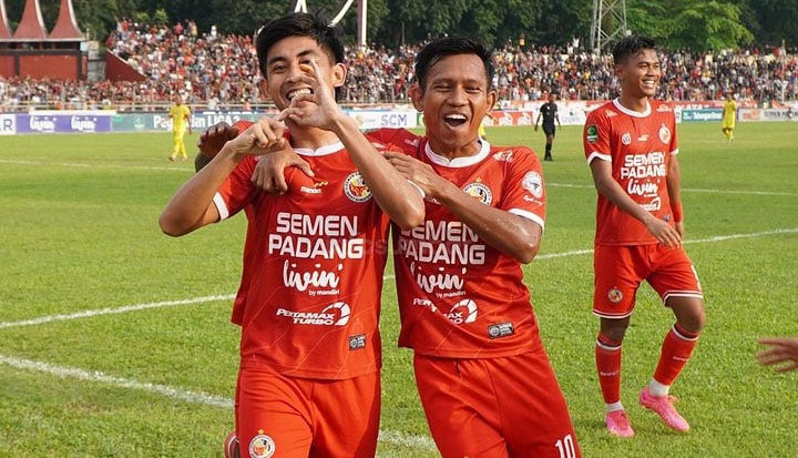 SELEBRASI— Pemain Semen Padang FC melakukan selebrasi usai mencetak gol ke gawang Sriwijaya FC.