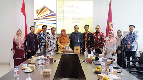 Evaluasi Penguatan Kapabilitas, Itjen Kemenag Soroti SPI UIN IB Padang 1 FOTO BERSAMA— Foto bersama Rektor UIN IB Padang Prof. Dr. Martin Kustati, M.Pd, dengan Inspektorat Jenderal Kementerian Agama dan jajaran UIN IB Padang, Jumat (10/11).
