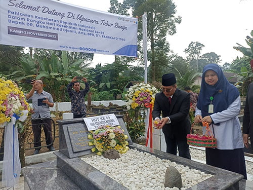 Sambut Hari Kesehatan Nasional ke-59, RSUP M Djamil Tabur Bunga Kenang Jasa Pahlawan Kesehatan DR. Moh. Djamil 1 TABUR BUNGA— Dirut RSUP M. Djamil Padang, Dr. dr. Dovy Djanas, Sp.OG(K) MARS gelar tabur bunga di makam DR. Moh. Djamil, Arts, DPH, Dt. Rangkajo Toeo, di Kayu Tanam, Kabupaten Padangpariaman, Kamis (2/11).